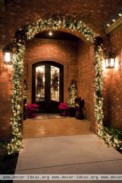 Traditional Front Porch Christmas - traditional - porch - austin