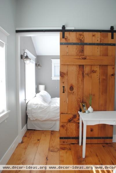 Backyard Cottage - traditional - bedroom - seattle