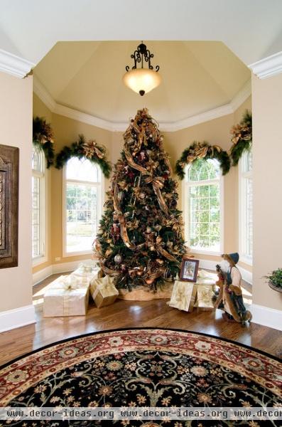 Holiday Traditional Decorations - traditional - family room - chicago