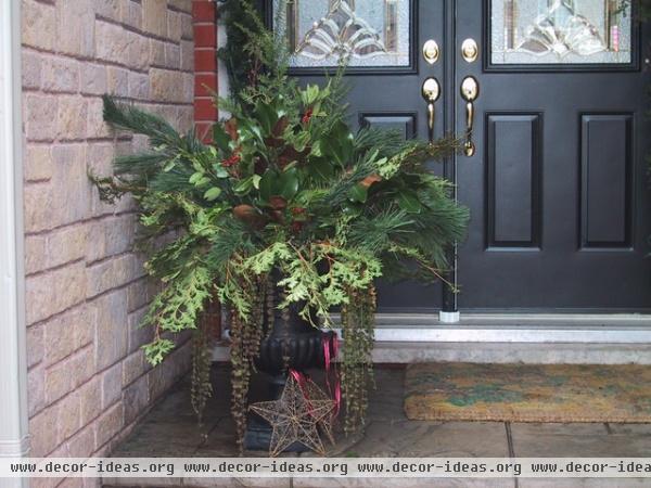 Christmas Urn - traditional - exterior - toronto