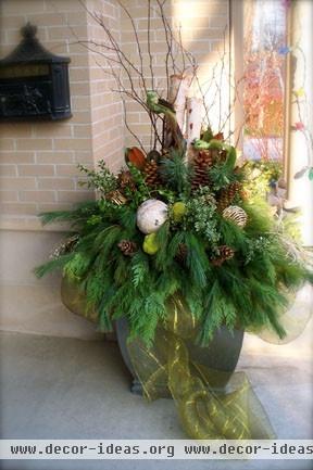 Holiday Urn - traditional - entry - toronto