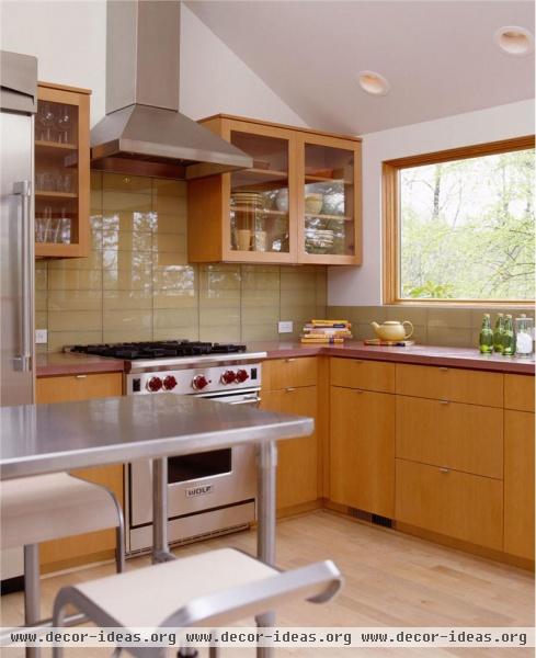 Sunny Contemporary Kitchen by Dave Giulietti & Timothy Schouten