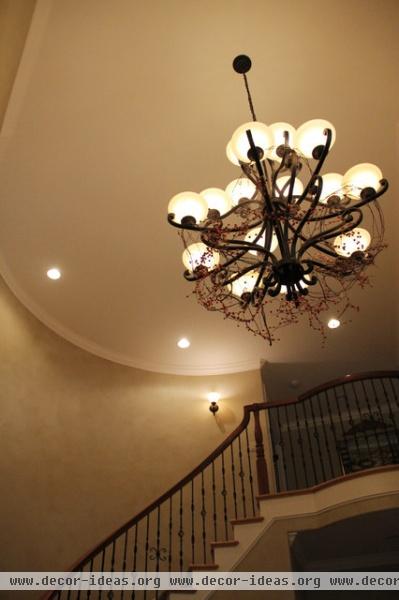 Grapvine and Berry Garland in the Foyer Chandelier - traditional - entry - seattle