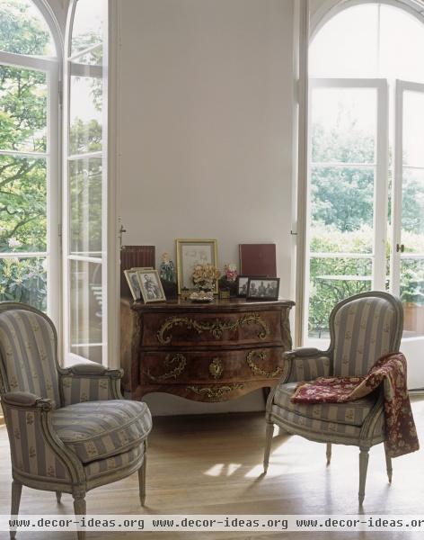 Traditional Living Room