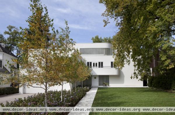 modern exterior by Peterssen/Keller Architecture