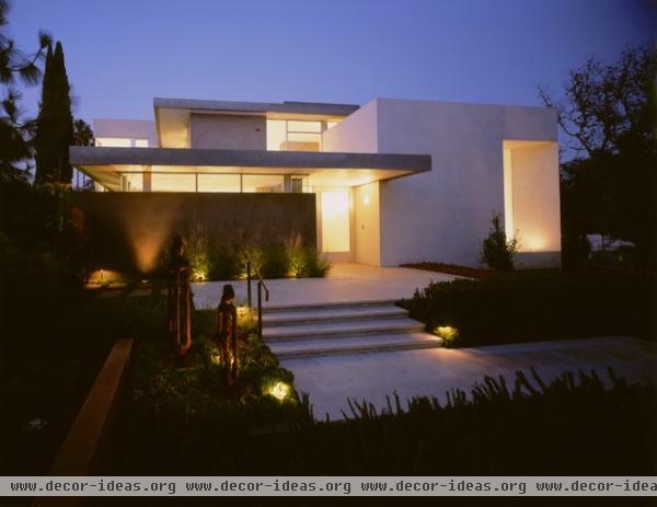 modern exterior by Ehrlich Architects