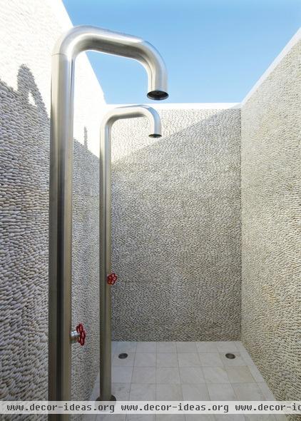 modern bathroom by West Chin Architects & Interior Designers