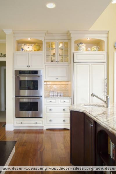 traditional kitchen by Divine Kitchens LLC