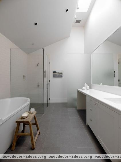 modern bathroom by Min | Day Architects