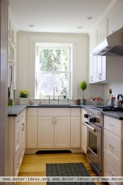 traditional kitchen by Jeanne Finnerty