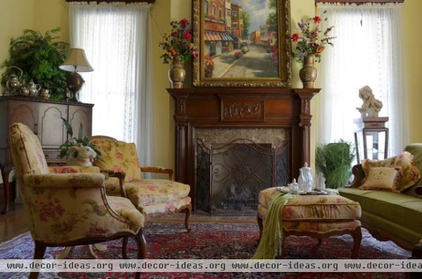 traditional living room by Sarah Greenman