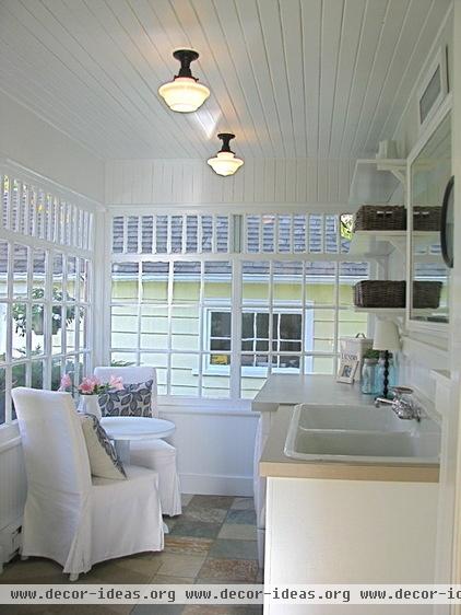 traditional laundry room by HARDROCK CONSTRUCTION