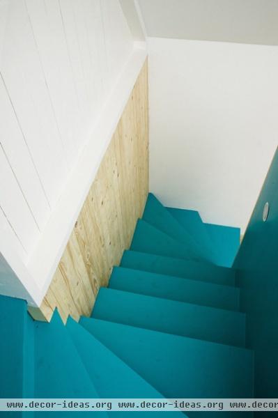 modern staircase by LASC Studio