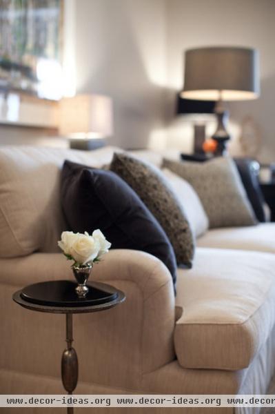 contemporary living room by Elizabeth Reich