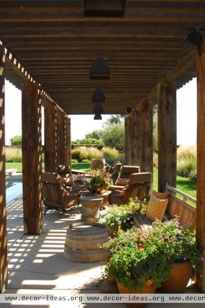 mediterranean patio by Westfall Design Studio