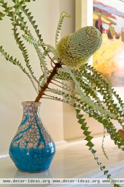beach style by Charmean Neithart Interiors, LLC.