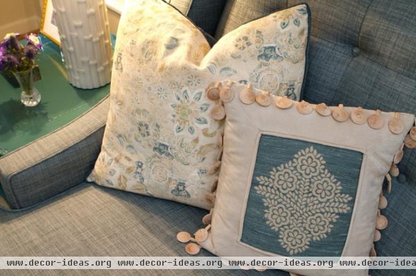 beach style by Charmean Neithart Interiors, LLC.