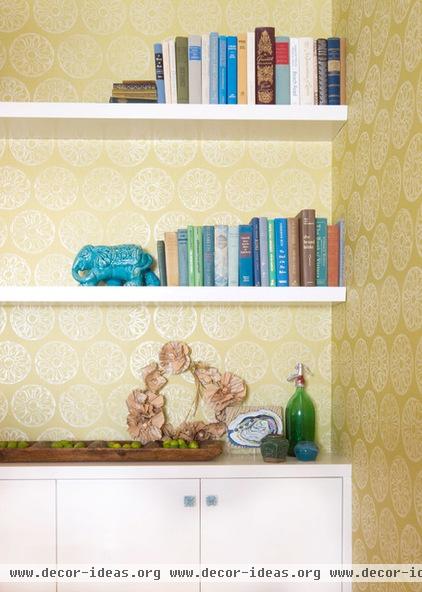 beach style by Charmean Neithart Interiors, LLC.