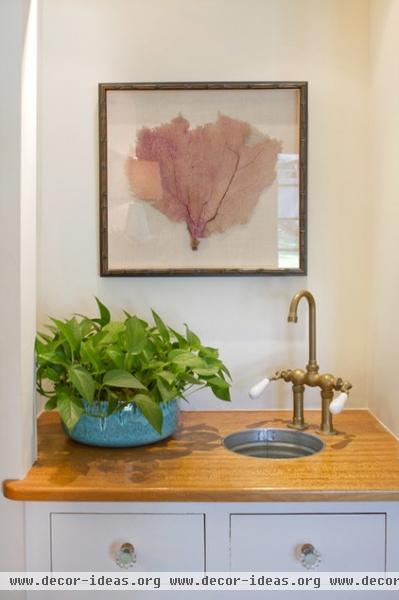 beach style by Charmean Neithart Interiors, LLC.
