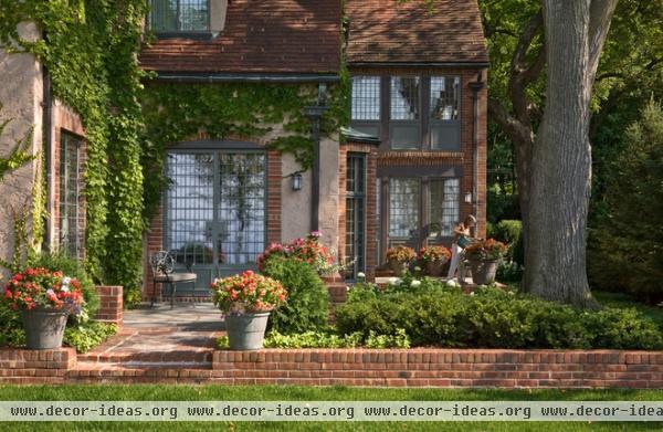 traditional landscape by Windsor Companies