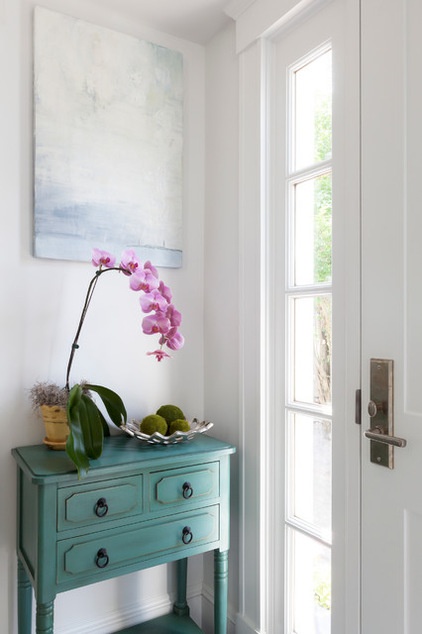Beach Style Entry by Reiko Feng Shui Design