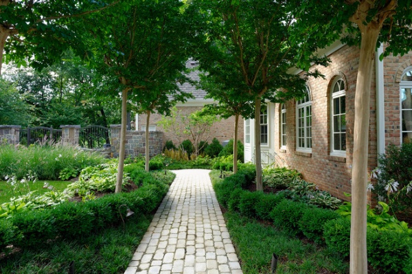 Traditional Landscape by SURROUNDS Landscape Architecture + Construction