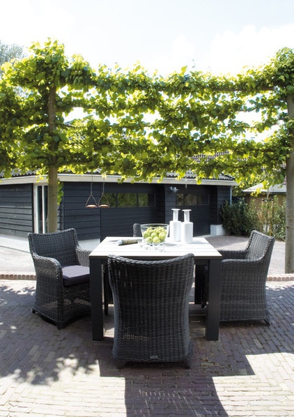 Contemporary Patio by HUISSTYLING