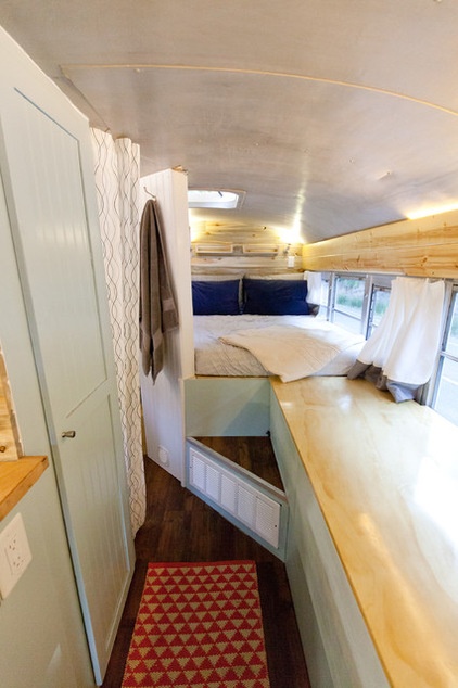 Houzz Tour: A Schoolbus Becomes a Cozy Home for an Outdoors Couple