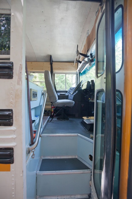 Houzz Tour: A Schoolbus Becomes a Cozy Home for an Outdoors Couple