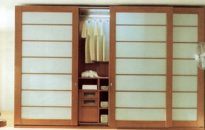 Modern Closet by Moshir Furniture