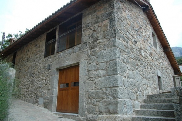 Rustic Exterior by Huidobro-Martin arquitectos