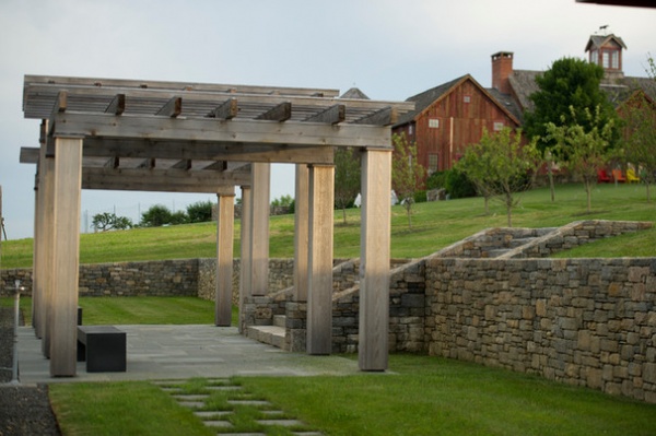 Farmhouse Patio by Janice Parker Landscape Architects