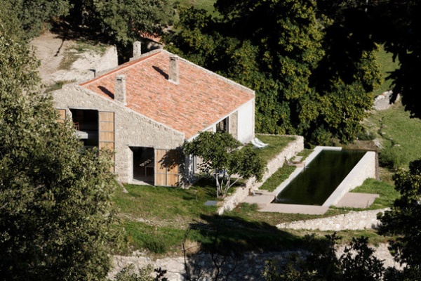 Farmhouse Landscape by ÁBATON Arquitectura & Construcción