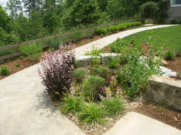 Traditional Landscape by Earth Design, Inc.