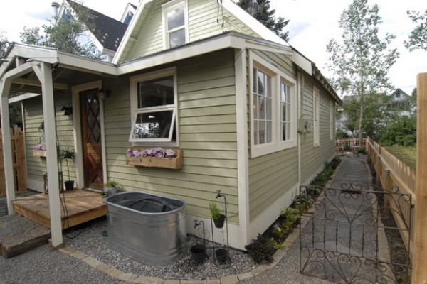 Shabby chic Patio by Brenda Olde