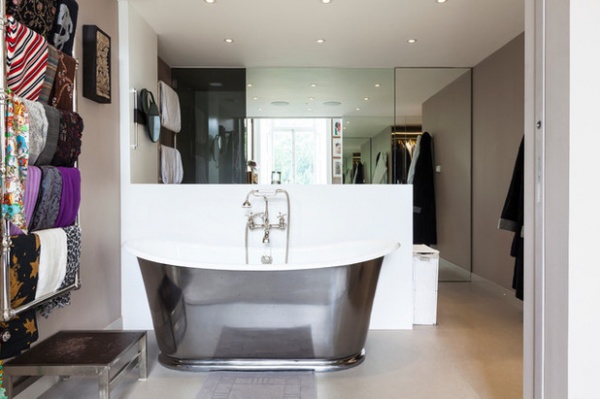 Modern Bathroom by Domus Nova