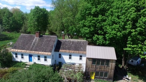 A New England Farmhouse Explodes With Color