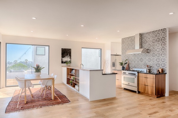 Sleek Kitchen Design Highlights the Views